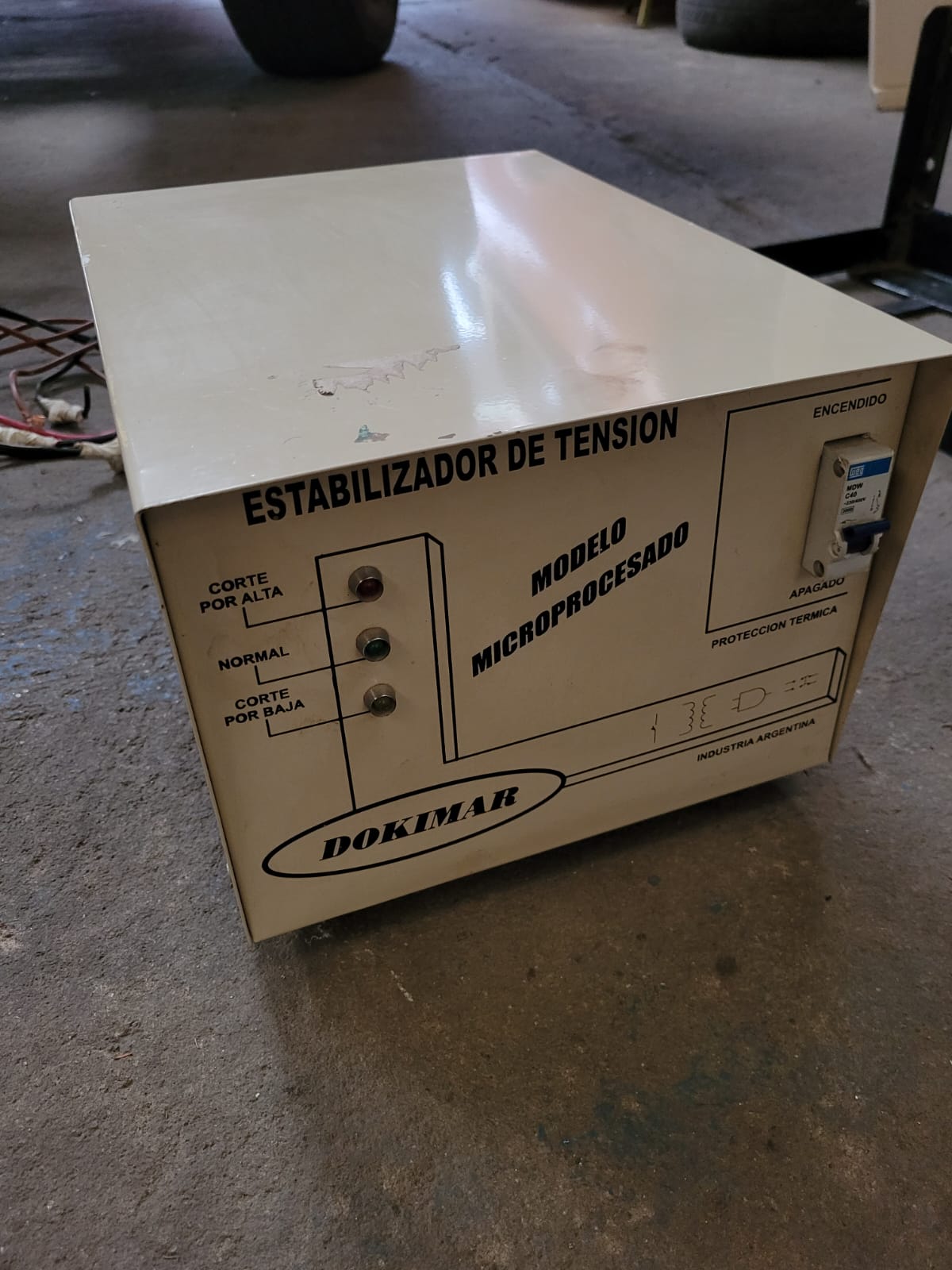 ESTABILIZADOR 3500 VA 1°DOKIMAR MODELO MICROPROCESADO CON SOPORTE PARA PARED